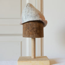 Carica l&#39;immagine nel visualizzatore di Gallery, LIEP- hat in handmade felt