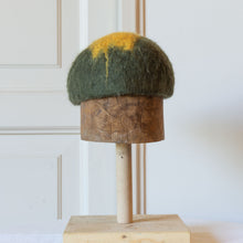 Carica l&#39;immagine nel visualizzatore di Gallery, GROE- hat in handmade felt
