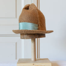 Carica l&#39;immagine nel visualizzatore di Gallery, MICKY- hat in handmade felt and natural dyes
