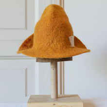 Load image into Gallery viewer, PADDY- hat in handmade felt and natural dyes