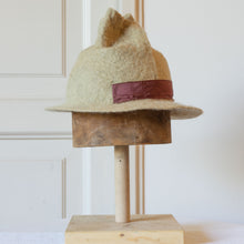 Carica l&#39;immagine nel visualizzatore di Gallery, WIGRE- hat in handmade felt and natural dyes